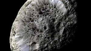 Vuelo sobre Hiperión, la extraña luna de Saturno 