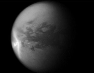 Científicos explican el origen de la 'flecha blanca' de Titán