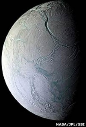 Podría haber agua en Enceladus 