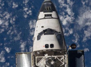 Los astronautas del 'Discovery' comienzan el primer paseo espacial