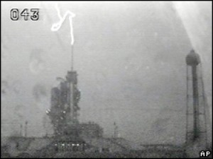 Relámpagos dejan al Endeavour en tierra