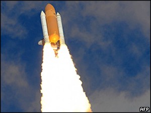 Despegó el Atlantis lleno de gusanos