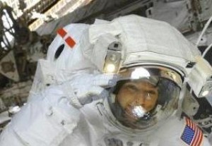 Astronautas del Atlantis realizan el último paseo espacial de la misión